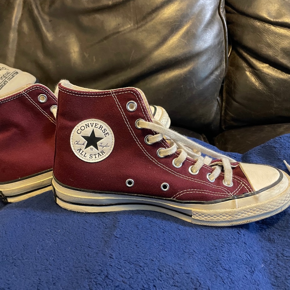 Always in style:  Like-new Maroon Converse Chuck Taylors! Unisex 6.5 / 8.5